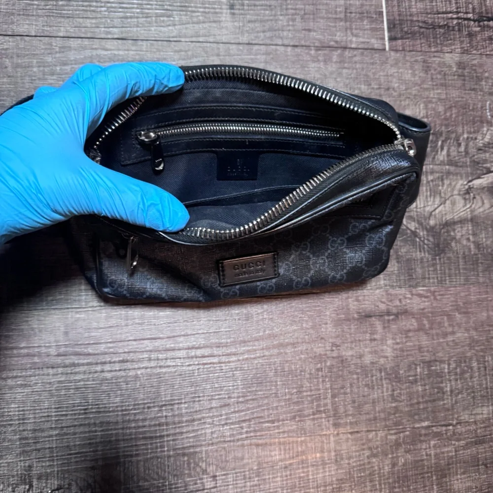 Gucci GG Supreme body bag in black with a red and blue web strap - Picture 7 of 16